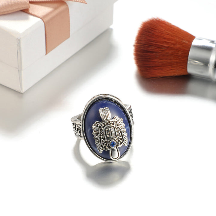 Anillo de lapislázuli tallado con estilo punk