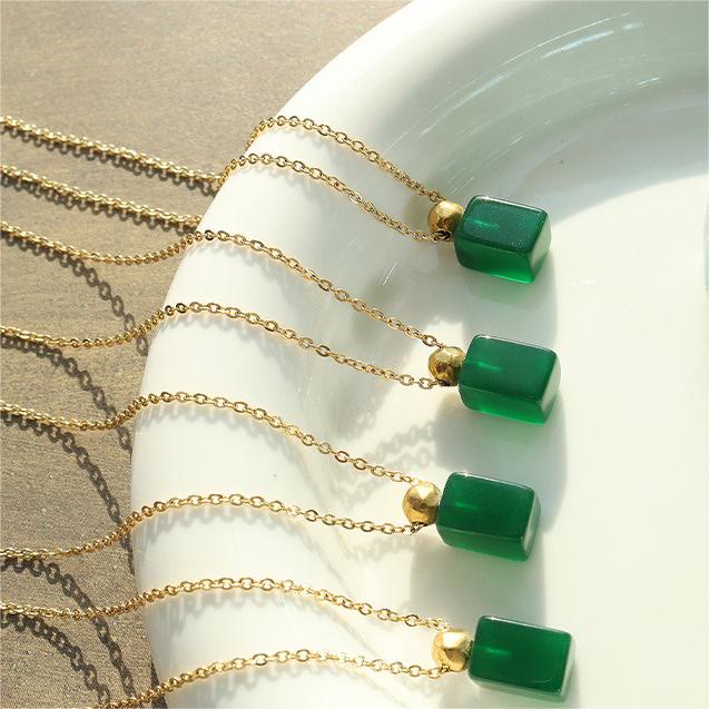 Collar con colgante de peridoto y aventurina verde esmeralda de Olivenorma 
