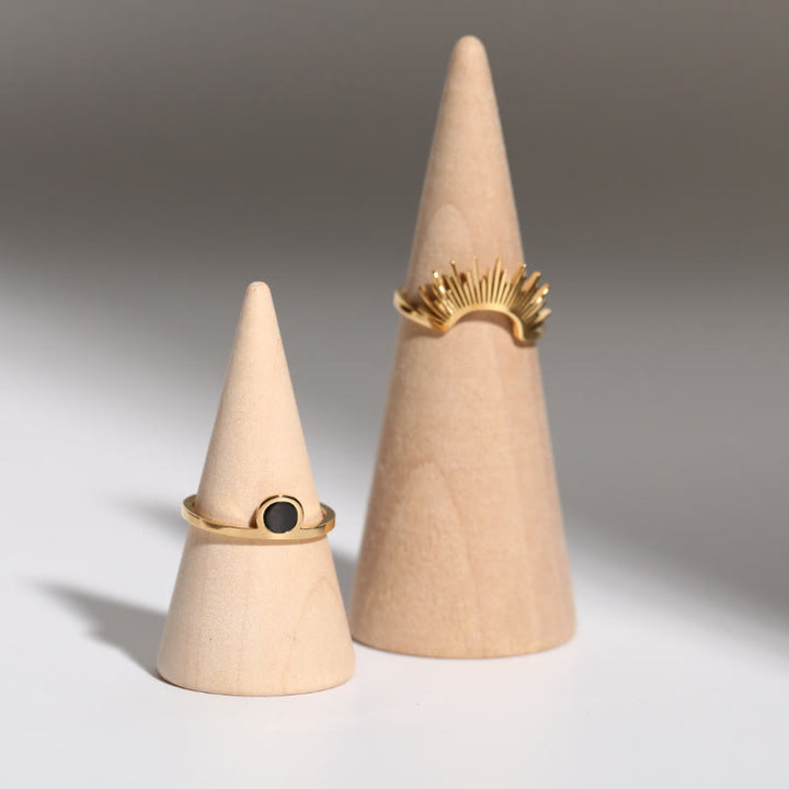 Anillo de acero inoxidable bañado en oro de 18 k con girasol y ónix negro de Olivenorma 