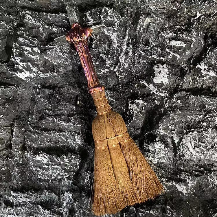Adorno ritual de bruja con escoba de cristal de Olivenorma