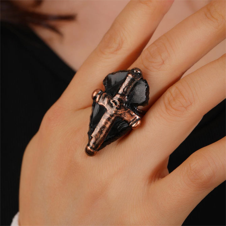 Anillo con forma de cruz y escudo de obsidiana natural de Olivenorma