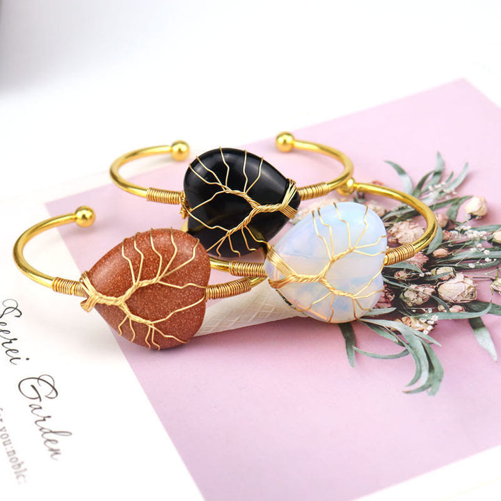 Pulsera de cristal natural en forma de corazón envuelta en alambre de cobre y oro de Olivenorma.