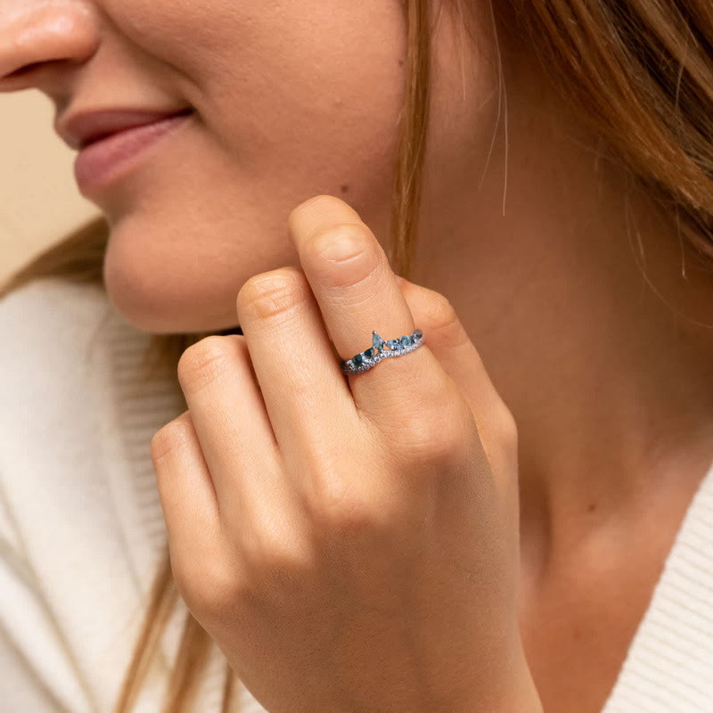 Anillo de plata de ley 925 con corona de circonita blanca y ágata musgosa de Olivenorma