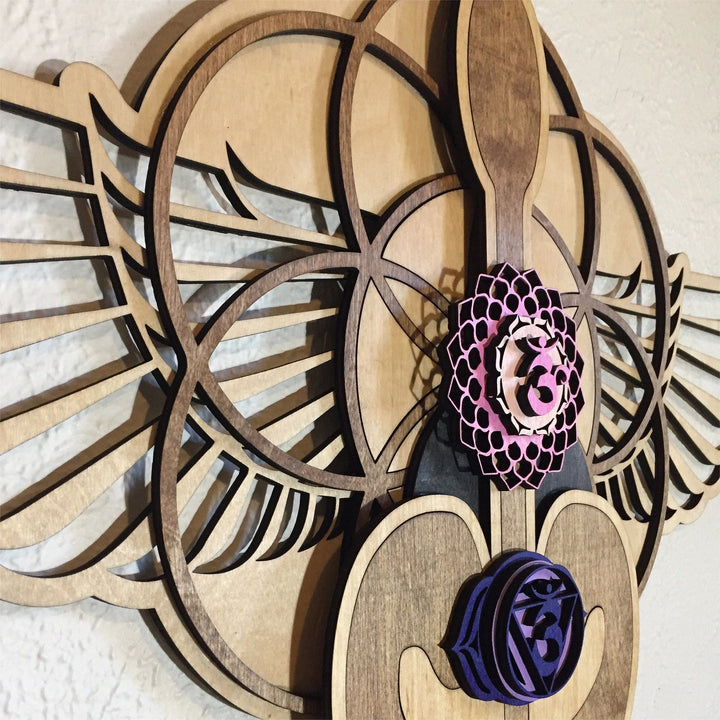 Decoración de pared de madera teñida pintada a mano con el chakra Kundalini de Olivenorma