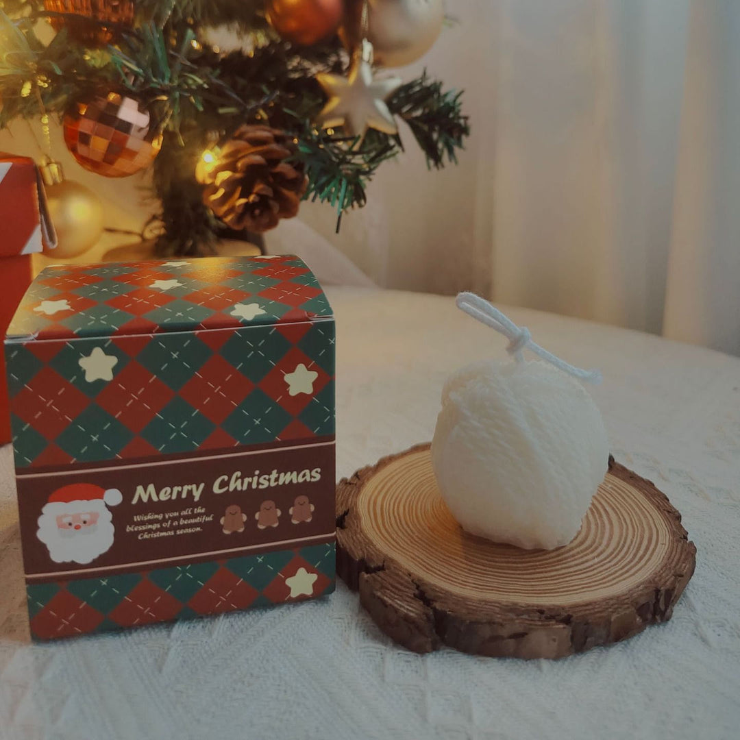 Vela con forma de calcetín navideño hecha con ovillo de lana y guante grabado de Olivenorma 