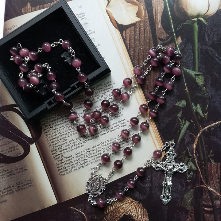 Collar rosario con cruz de plata y piedra de ojo de gato morada de Olivenorma