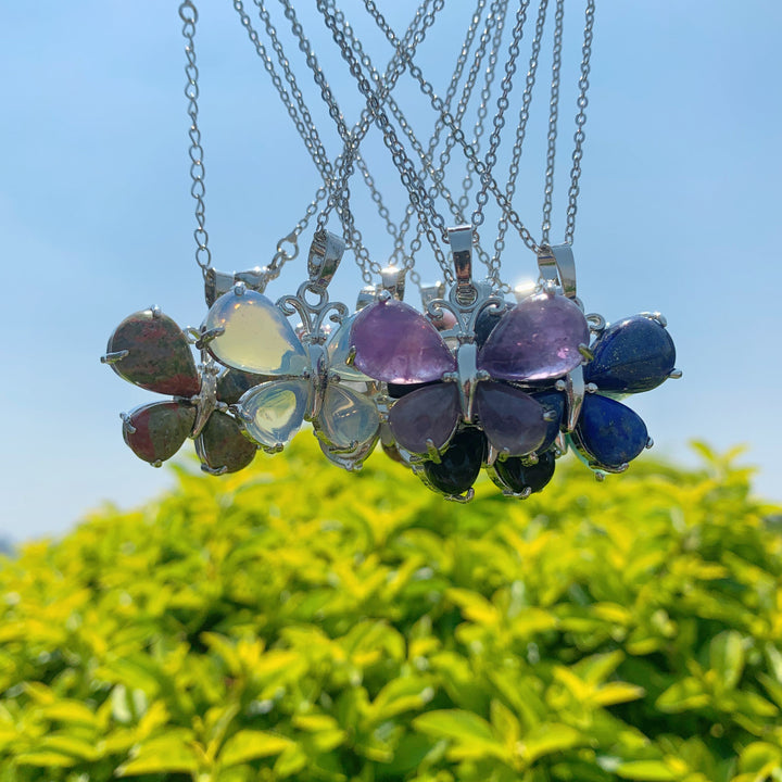 Collar con forma de mariposa y piedras preciosas de cristal natural de Olivenorma