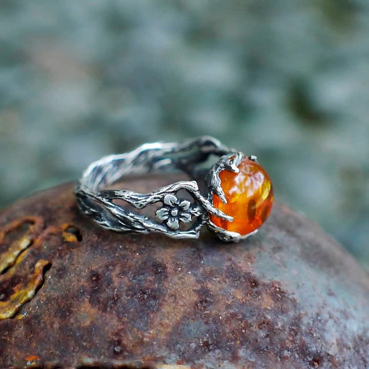 Anillo antiguo de plata con flor de ámbar.