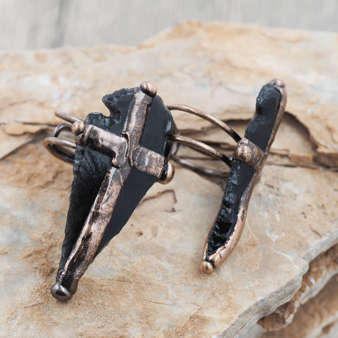 Anillo con forma de cruz y escudo de obsidiana natural de Olivenorma