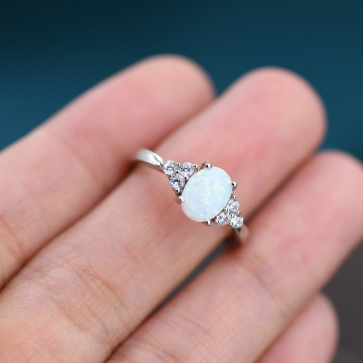 Anillo delicado de ópalo ovalado de Olivenorma