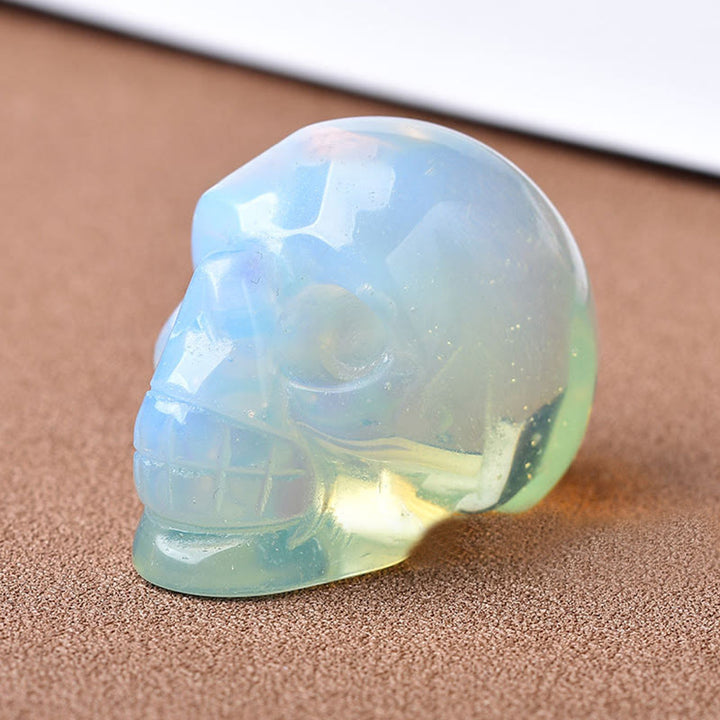 Artesanía con calaveras grabadas en cristal de Olivenorma , decoración con piedras preciosas