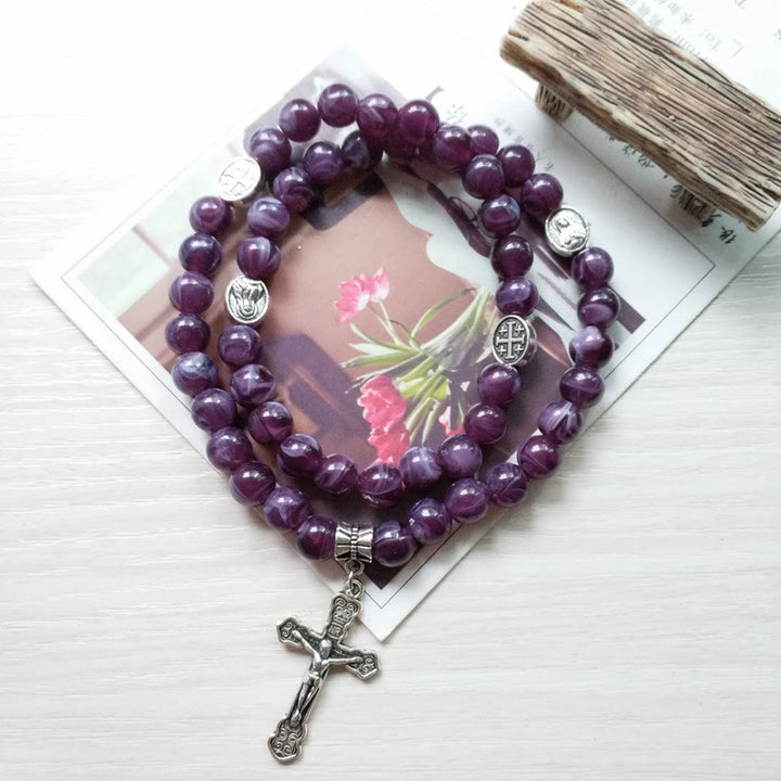 Pulsera rosario con colgante de cruz de amatista de Olivenorma