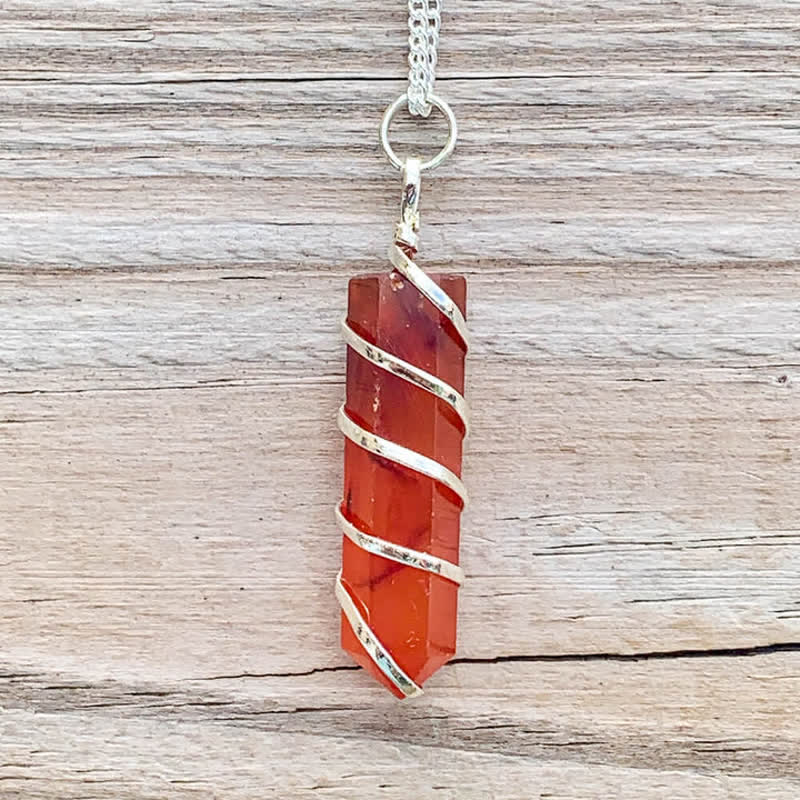 Collar de cristal con forma de bala y prisma hexagonal de cornalina de Olivenorma