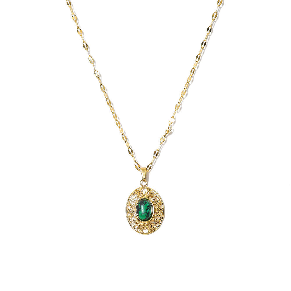 Collar con colgante ovalado de turquesa africana verde de Olivenorma 