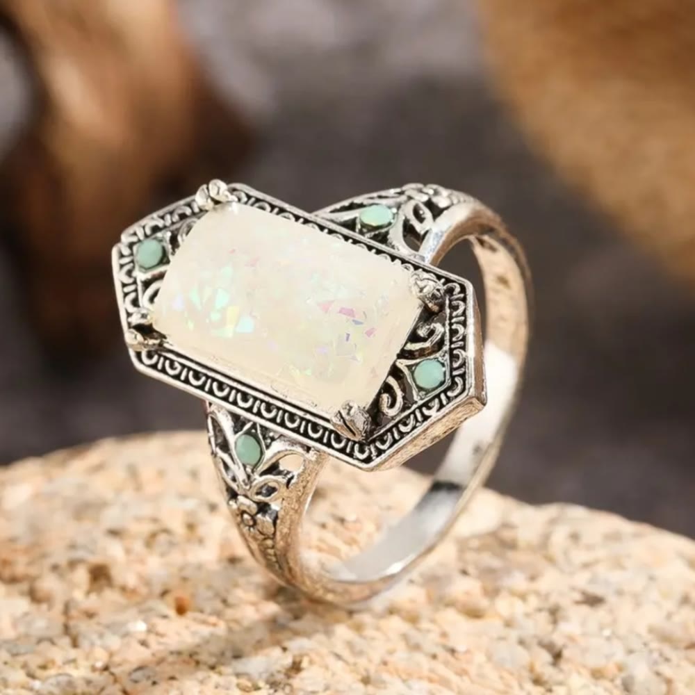 Anillo de plata antigua con ópalo blanco cuadrado de Olivenorma
