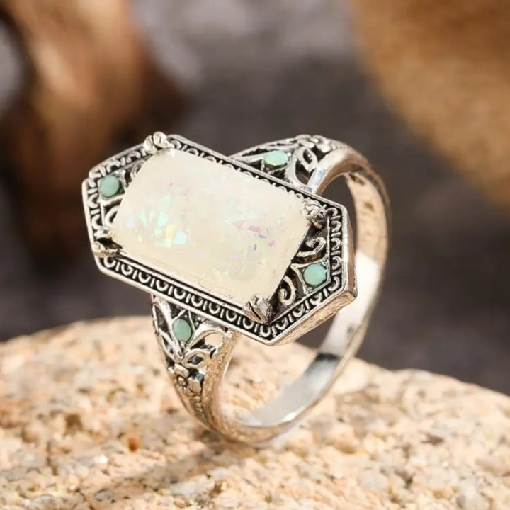 Anillo de plata antigua con ópalo blanco cuadrado de Olivenorma