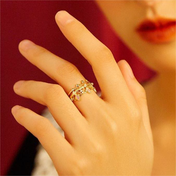 Anillo con corona de Rapunzel y perla de agua dulce opalita de Olivenorma 