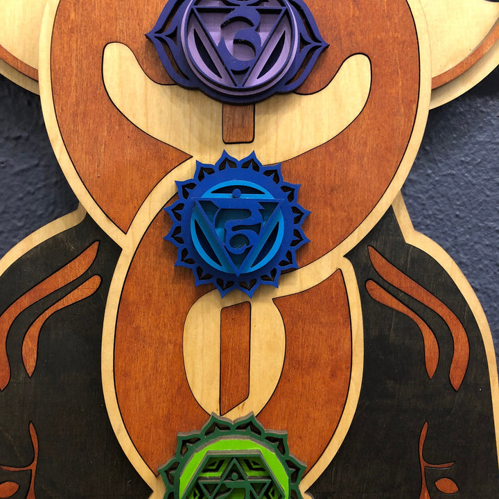 Decoración de pared de madera teñida pintada a mano con el chakra Kundalini de Olivenorma
