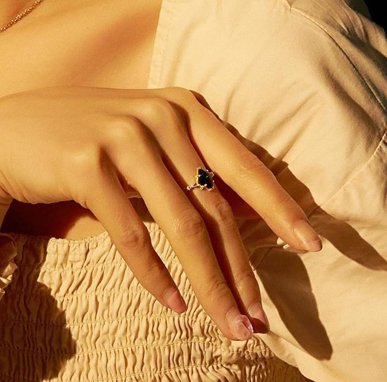 Anillo de corona de doble hilera de circonitas blancas y arenisca azul de Olivenorma