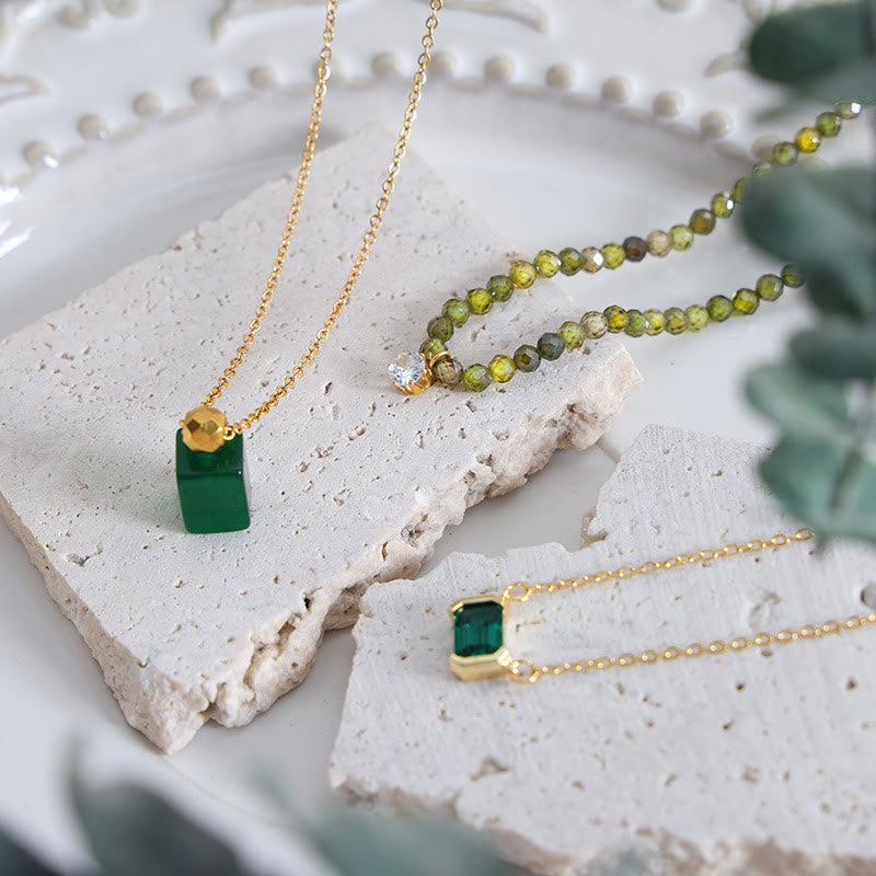 Collar con colgante de peridoto y aventurina verde esmeralda de Olivenorma 