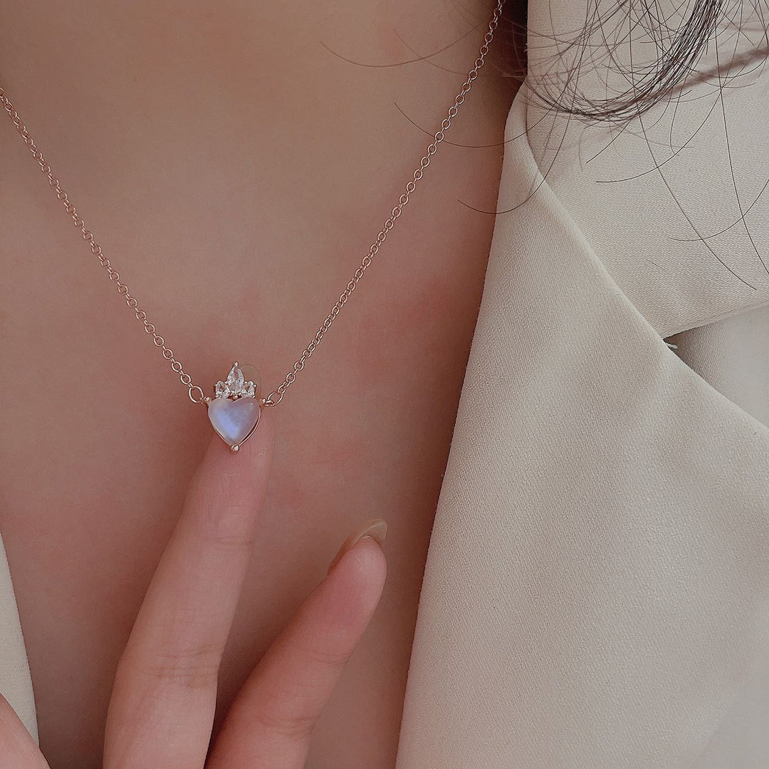 Collar con colgante de piedra lunar y circonita blanca con forma de corazón de Olivenorma
