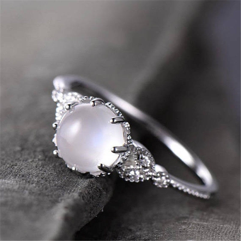 Anillo de piedra lunar redondo con ópalo y circonita blanca de Olivenorma 