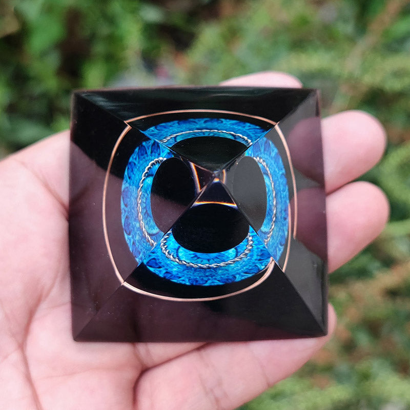 Pirámide de energía orgónica con esfera de obsidiana de Olivenorma