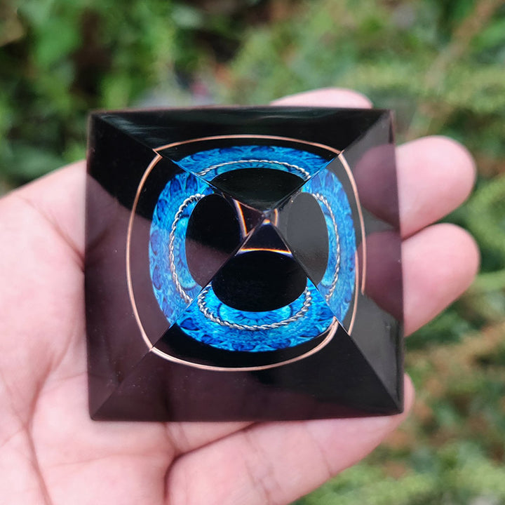 Pirámide de energía orgónica con esfera de obsidiana de Olivenorma