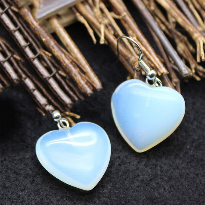 Pendientes curativos con forma de corazón de cristal natural.