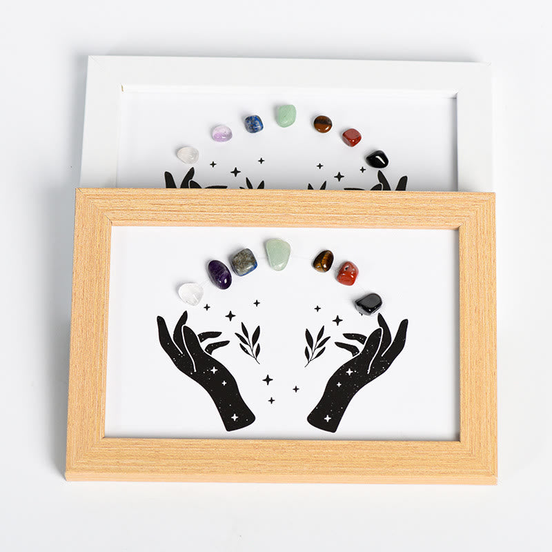 Marco de fotos de madera con cristales y piedras de chakras de Olivenorma Hands