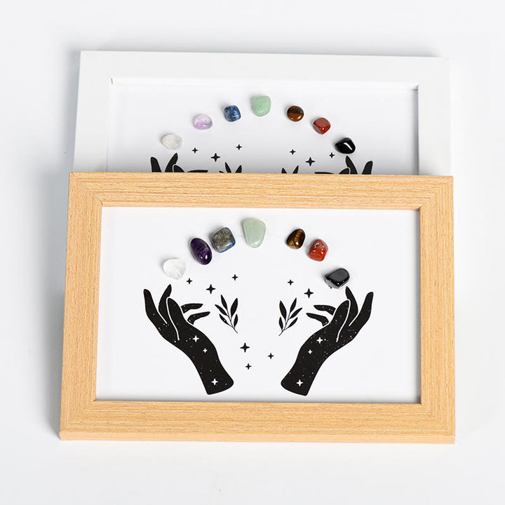 Marco de fotos de madera con cristales y piedras de chakras de Olivenorma Hands