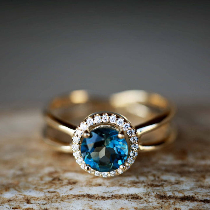 Anillo de compromiso con topacio azul de talla redonda "Deepen Love" de Olivenorma