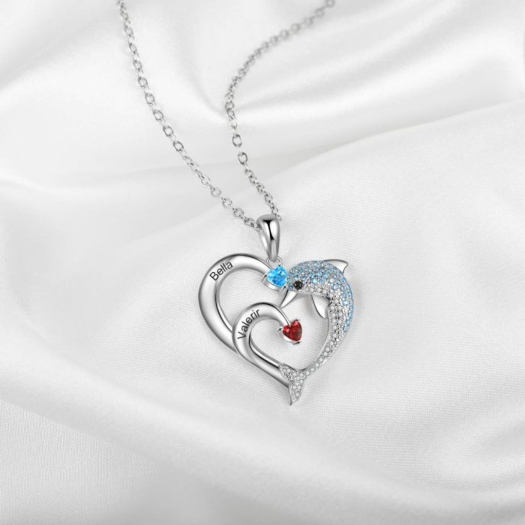 Collar con colgante de piedra grabado con forma de delfín y corazón de Olivenorma
