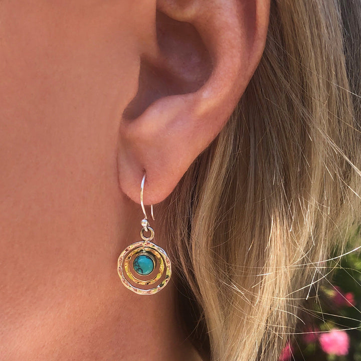 Pendientes con corte circular y piedras preciosas