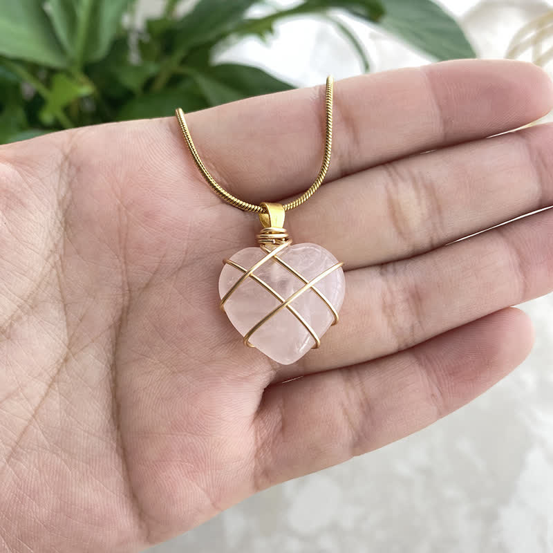 Collar de piedras preciosas de cristal natural en forma de corazón de Olivenorma