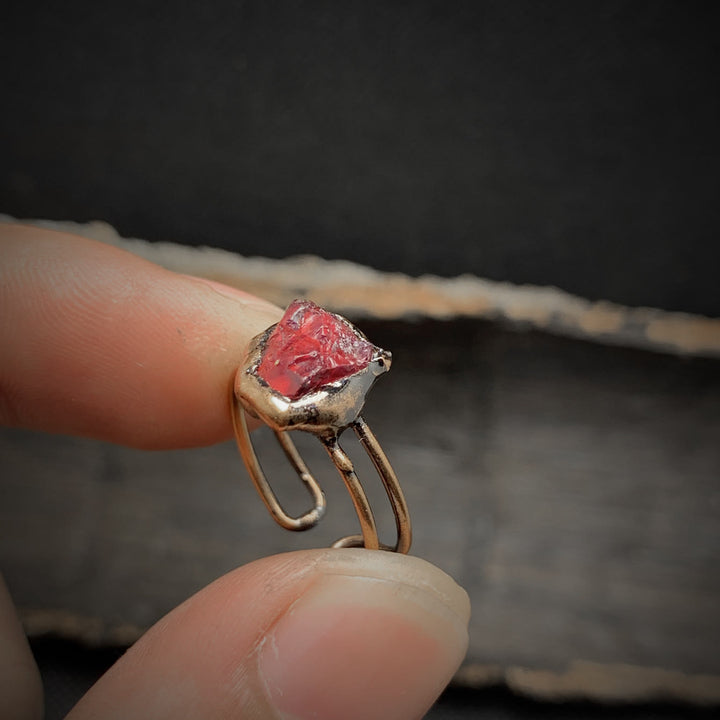 Anillo ajustable con doce piedras de nacimiento de piedra irregular natural en bruto de Olivenorma 