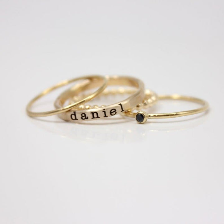 Anillo con grabado de nombre y piedra de nacimiento para regalo de madre de Olivenorma 
