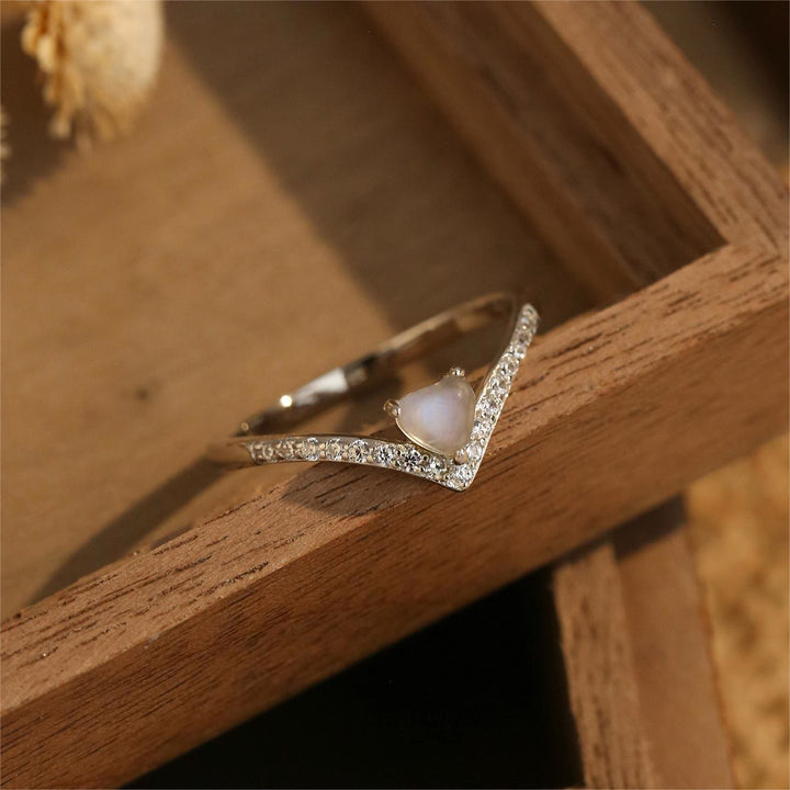 Anillo con diseño de piedra lunar en forma de corazón de Olivenorma 