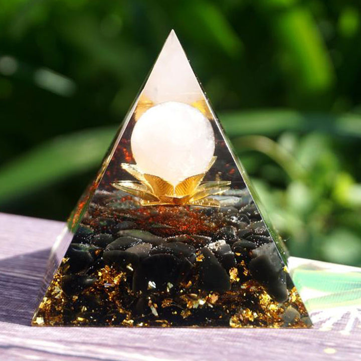 Pirámide de orgón con símbolo de loto de obsidiana y cuarzo transparente de Olivenorma 