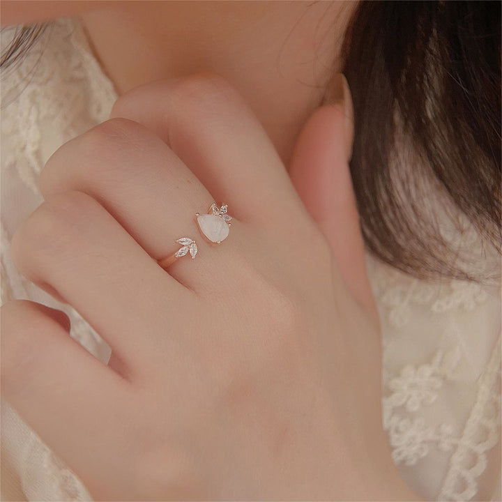 Anillo ajustable con hoja de circón blanco y piedra lunar facetada de Olivenorma