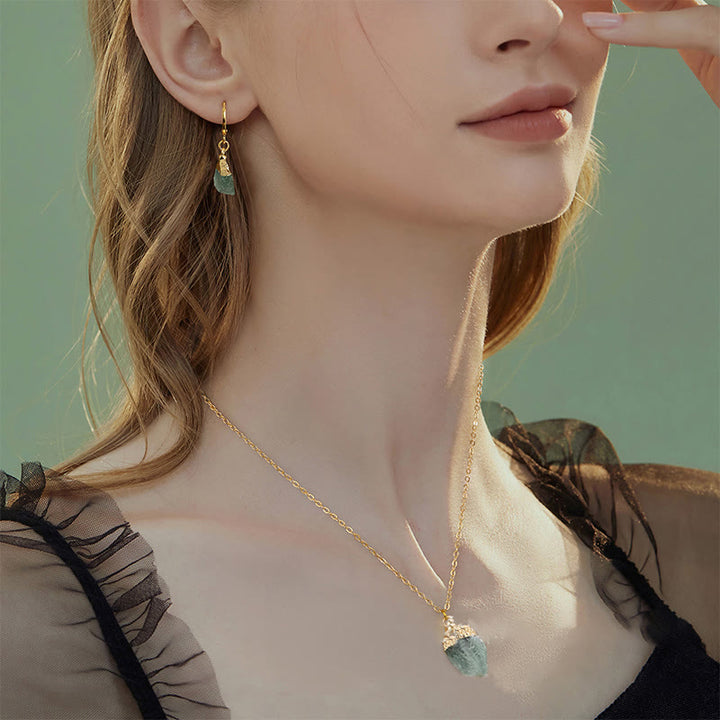Conjunto de collar y pendientes con colgante de cristal irregular natural de Olivenorma 
