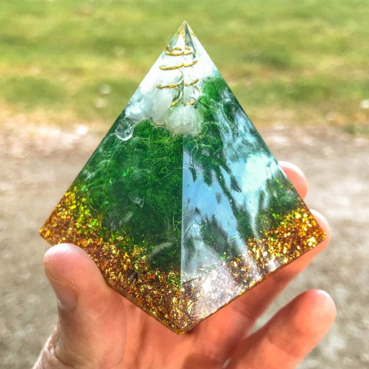 Pirámide de orgón de cristal transparente y jade verde de Olivenorma