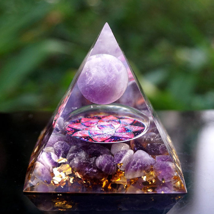Esfera de amatista de Olivenorma con cristales de amatista Pirámide de orgón 