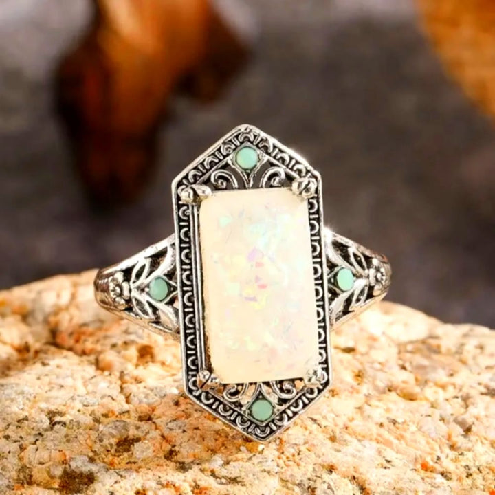 Anillo de plata antigua con ópalo blanco cuadrado de Olivenorma