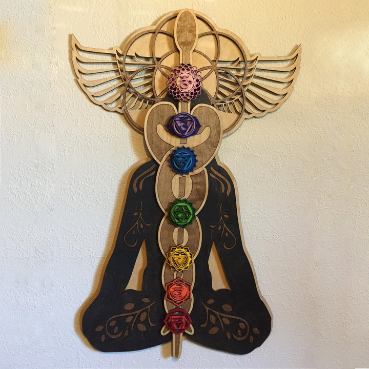 Decoración de pared de madera teñida pintada a mano con el chakra Kundalini de Olivenorma