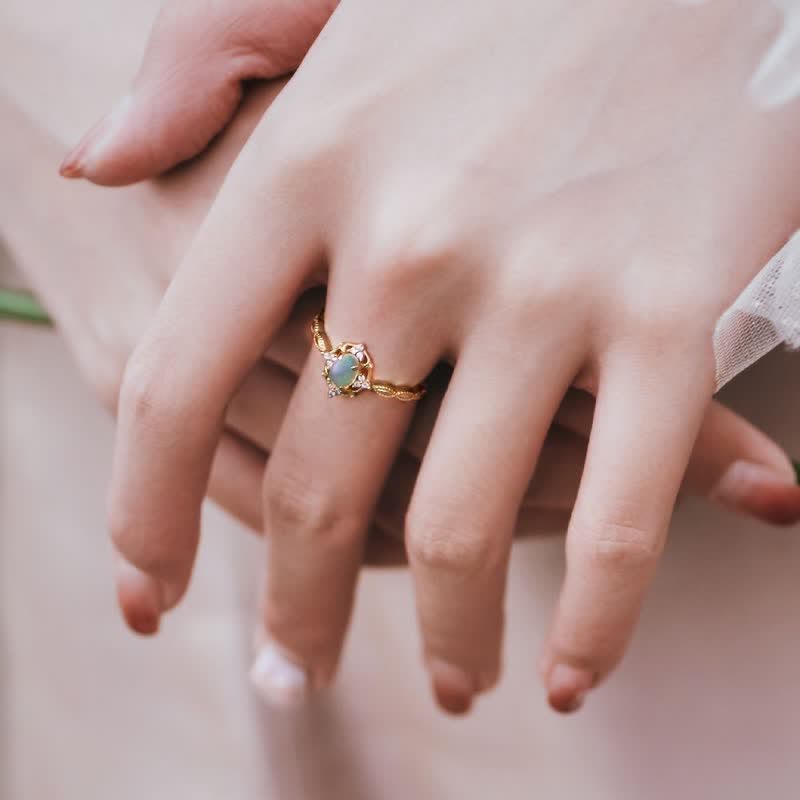Anillo ajustable de lujo con ópalo ligero de Olivenorma