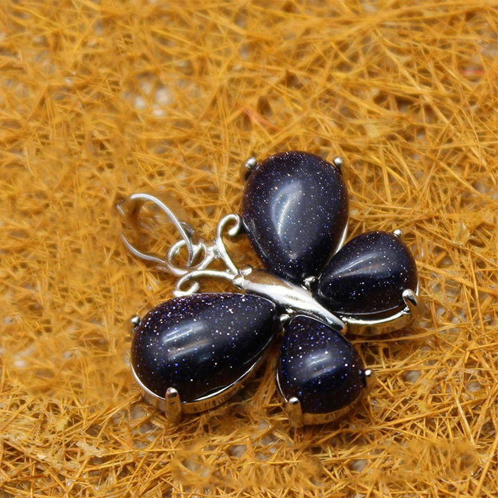 Collar con forma de mariposa y piedras preciosas de cristal natural de Olivenorma