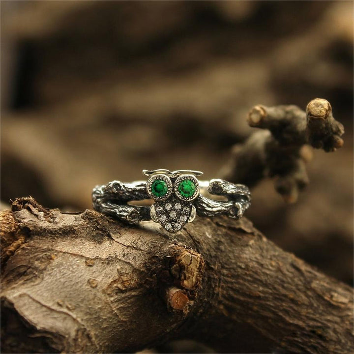 Anillo de compromiso de plata con búho en la rama y esmeralda de Olivenorma 