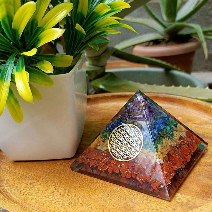 Pirámide orgónica del símbolo de la flor de la vida del chakra Olivenorma 
