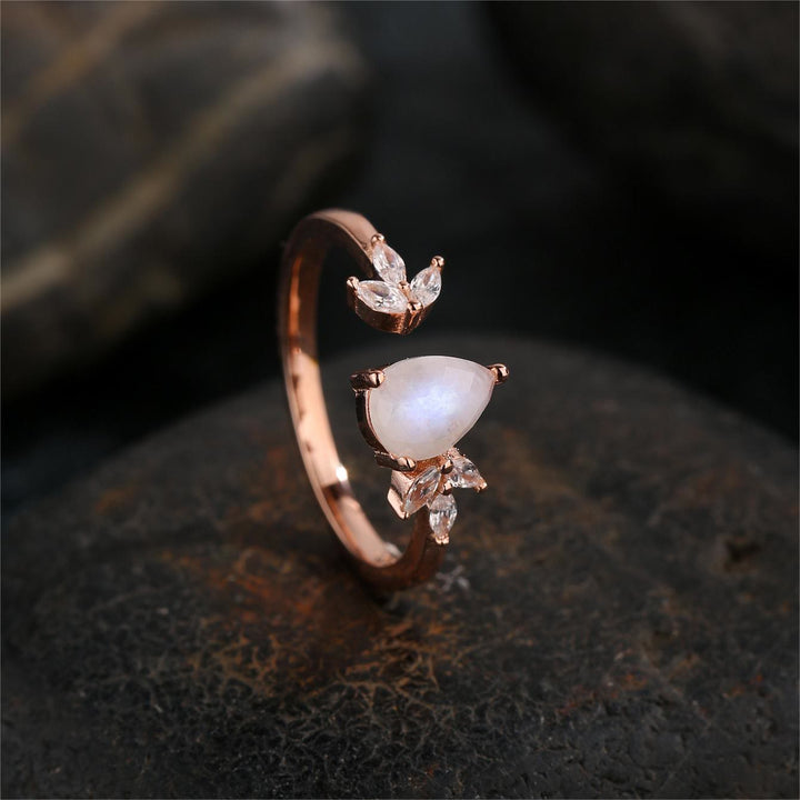 Anillo ajustable con hoja de circón blanco y piedra lunar facetada de Olivenorma